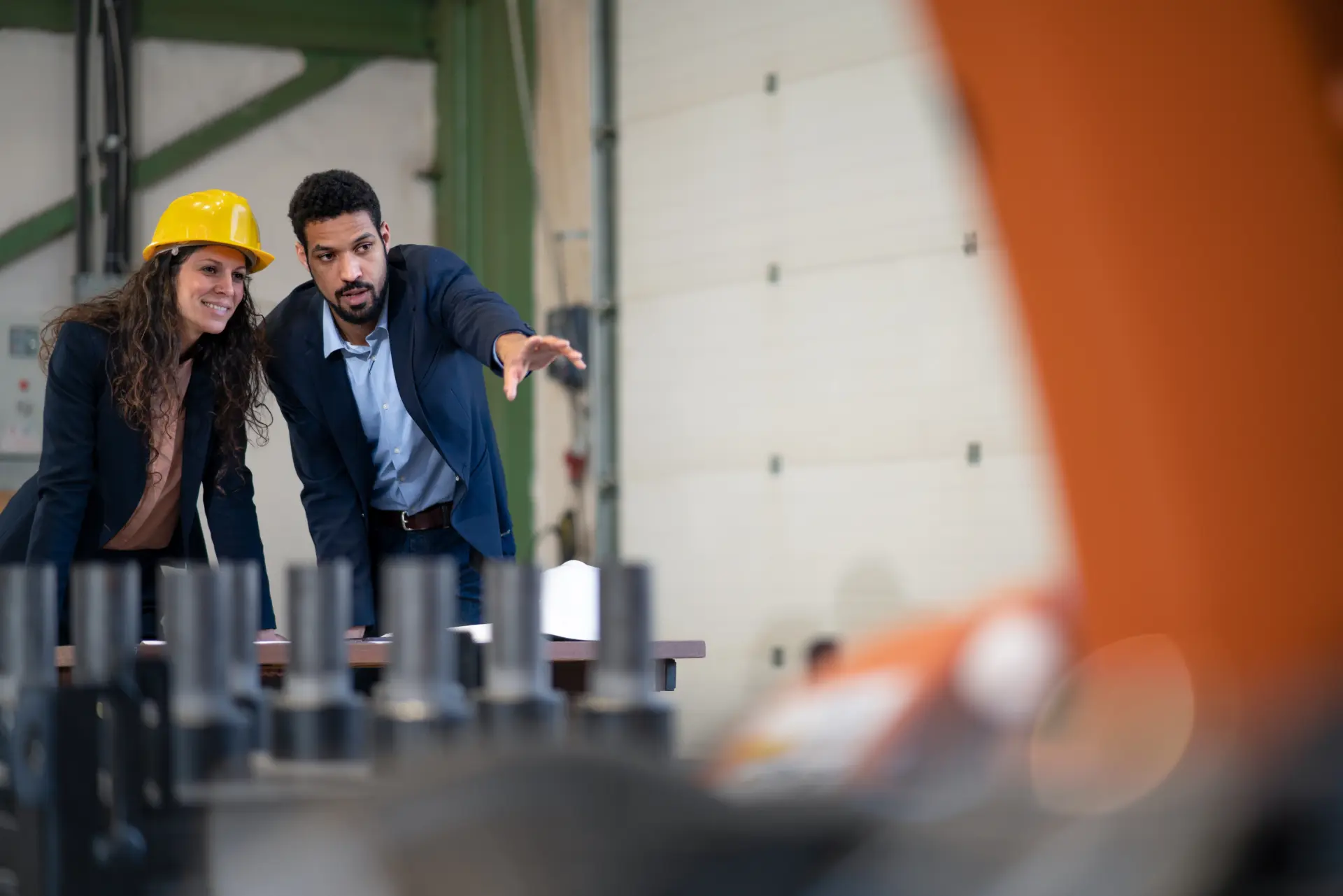 B2B Unternehmer überprüfen Produktionsablauf.