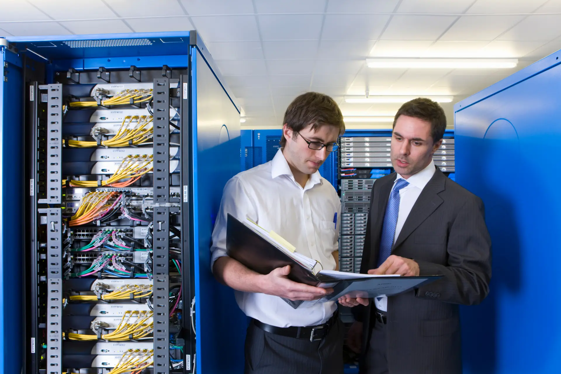 Technische Dienstleister im Serverraum bei der Arbeit.